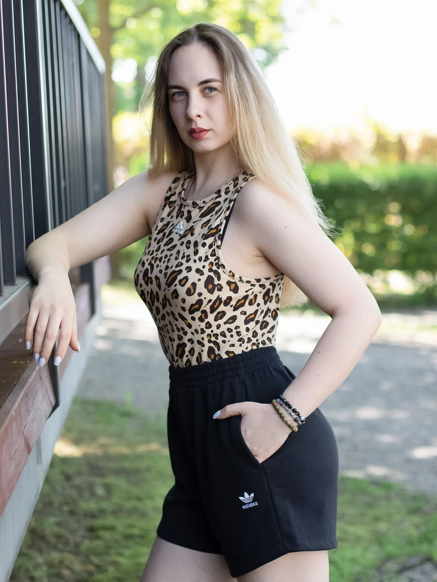 Adidas Топ женский ESSENTIALS ANIMAL-PRINT CROP TANK TOP